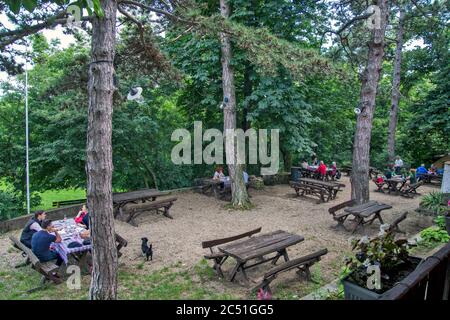 Vrsac, Berghütte, Serbien, 20. Juni 2020. Ein schönes und angenehmes Restaurant im Wald, das eine Berghütte nutzt. Stockfoto