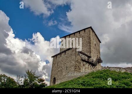 Vršac, Serbien, 20. Juni 2020. Burg Vršac, ein mittelalterlicher Turm in der Nähe von Vršac, Vojvodina, Serbien. Es wurde im 15. Jahrhundert erbaut und befindet sich an einer Alti Stockfoto