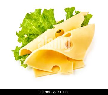 Käsescheiben mit Salatblättern isoliert auf weißem Hintergrund. Maasdam-Käse. Stockfoto