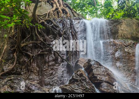 Foto eines Wasserfalls im Nationalpark Krau in Malaysia, fotografiert tagsüber mit einer langen Belichtungszeit im November 2013 Stockfoto