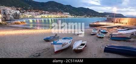 Panorama-Nachtaufnahme von schönen Bucht und Fischerboote in Cefalu, Sizilien, Italien Stockfoto