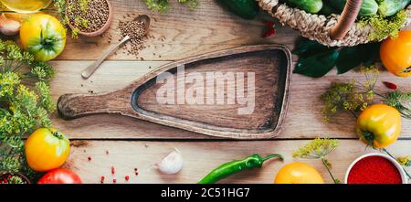 Ernte von saisonalem Gemüse, Gurken, Tomaten, Paprika und Gewürzen auf Holzgrund Stockfoto