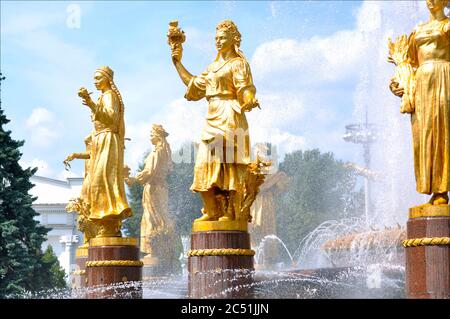 MOSKAU - JULI 11: Der Brunnen der Völkerfreundschaft am VDNKh oder VDNH in Moskau am 11. Juli. 2013 in Russland Stockfoto