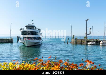 Meersburg, BW - 23. Juni 2020: Blick auf den Hafen in Meersburg mit einem Passagierboot aus Konstanz Stockfoto