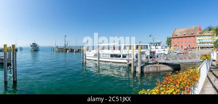 Meersburg, BW - 23. Juni 2020: Blick auf den Hafen in Meersburg in Süddeutschland mit ein- und Ausfahrten von Passagierbooten Stockfoto