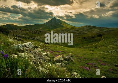 Dramatischer Sonnenuntergang über dem Monte Bolza in Campo Imperatore im Nationalpark Gran Sasso und Monti dela Laga. Abruzzen, Italien, Europa Stockfoto