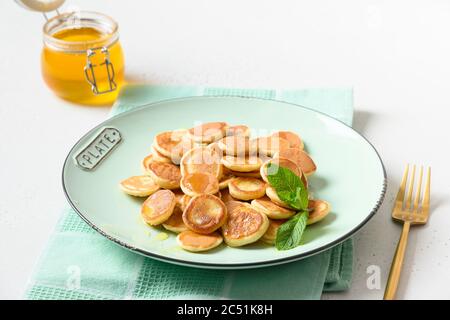 Hausgemachte, winzige Cerealien-Pfannkuchen auf Weiß. Nahaufnahme. Stockfoto