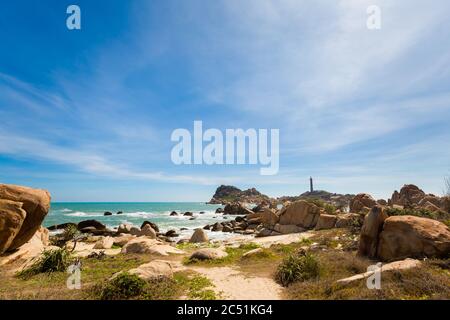 Sommer Seesake mit Ke GA Leuchtturm in Vietnam. Landschaft vom Strand mit blauem Himmel im Süden von Phan Tiet aufgenommen. Stockfoto