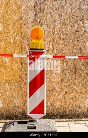 Rot-weißer Warnbollard. Zäune in gefährlichen Bereichen. Sichern des Bereichs. Warnung Gefahr. Kein Eintrag. Stockfoto