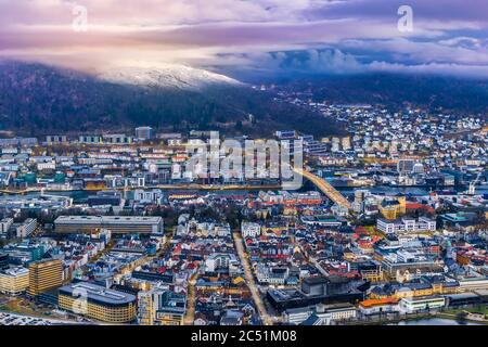 Blick auf Bergen in Norwegen bei Nacht. Stockfoto