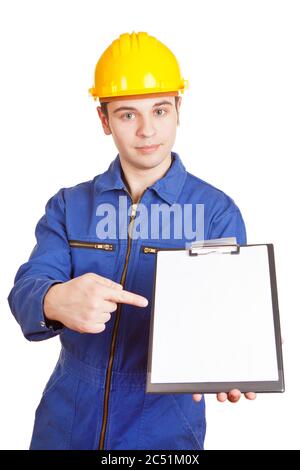 Handwerker in Overalls zeigt auf eine leere Zwischenablage Stockfoto