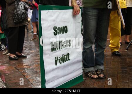 Ein Protestler vor dem NSW-Parlamentsgebäude in der Macquarie Street hält ein Schild mit der Aufschrift ‘S: „Ave Millers Point“ – ein Hinweis auf ein Gebiet von prime real e Stockfoto