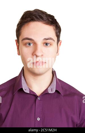 Junger Mann im Hemd schaut ernsthaft auf die Kamera Stockfoto