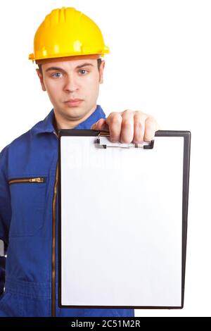 Handwerker in Overalls mit Hut hält Liste der Mängel auf Zwischenablage Stockfoto