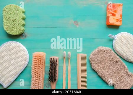 Naturborsten Holz gebürstet, Bambus Zahnbürsten, natürliche Schwämme, Holzkamm, hausgemachte feste Seife. Zero Waste Lifestyle, umweltfreundlich und Wiederverwendung Stockfoto