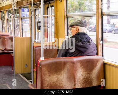 Antalya, Türkei - 22. Februar 2019: Alter Mann im retro Straßenbahn in Antalya sitzen Stockfoto