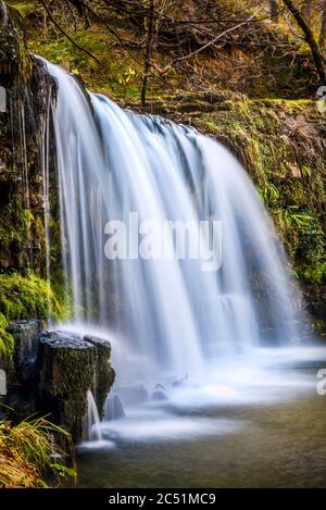 Sgwd Ddwli Uchaf Wasserfall auf dem Elidir Trail am Brecon Nationalpark Reiseziel in Wales UK Stock Foto Stockfoto