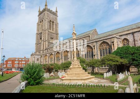 Cromer Norfolk Kirche, Blick auf St. Peter und St. Paul Pfarrkirche und seinen Kirchhof cenotaph in der Nord Norfolk Küstenstadt Cromer, England, Großbritannien Stockfoto