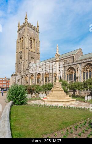 Cromer UK Kirche, Blick auf St. Peter und St. Paul Pfarrkirche und seinen Kirchhof cenotaph in der Nord Norfolk Küstenstadt Cromer, England, Großbritannien Stockfoto