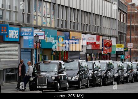 Leicester, Leicestershire, Großbritannien. Juni 2020. Taxifahrer warten auf Kunden, nachdem die Regierung die UkÕs erste Coronavirus-Ortssperre verhängt hat. Der Gesundheitsminister Matt Hancock sagte, dass in der Stadt Òthe in der vergangenen Woche 10% aller positiven Covid-19-Fälle im Land vorgekommen seien." Credit Darren Staples/Alamy Live News. Stockfoto