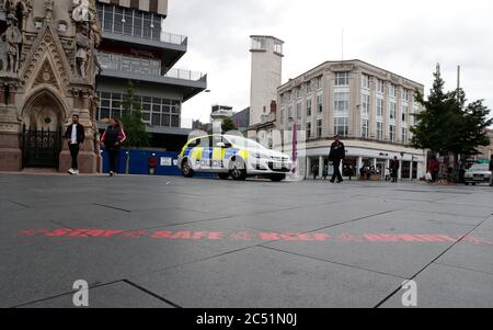 Leicester, Leicestershire, Großbritannien. Juni 2020. Ein Polizist steht im Stadtzentrum, nachdem die Regierung die UkÕs erste lokale Sperre des Coronavirus auferlegt hat. Der Gesundheitsminister Matt Hancock sagte, dass in der Stadt Òthe in der vergangenen Woche 10% aller positiven Covid-19-Fälle im Land vorgekommen seien." Credit Darren Staples/Alamy Live News. Stockfoto