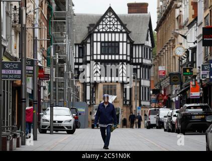 Leicester, Leicestershire, Großbritannien. Juni 2020. Ein Mann geht durch das Stadtzentrum, nachdem die Regierung die UkÕs erste lokale Sperre des Coronavirus auferlegt hat. Der Gesundheitsminister Matt Hancock sagte, dass in der Stadt Òthe in der vergangenen Woche 10% aller positiven Covid-19-Fälle im Land vorgekommen seien." Credit Darren Staples/Alamy Live News. Stockfoto