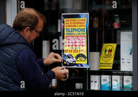 Leicester, Leicestershire, Großbritannien. Juni 2020. Ein Arbeiter stellt eine geschlossene Nachricht auf die Witwe eines Vaping-Shop, nachdem die Regierung die UkÕs erste Coronavirus lokalen Lockdown verhängt. Der Gesundheitsminister Matt Hancock sagte, dass in der Stadt Òthe in der vergangenen Woche 10% aller positiven Covid-19-Fälle im Land vorgekommen seien." Credit Darren Staples/Alamy Live News. Stockfoto