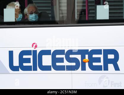 Leicester, Leicestershire, Großbritannien. Juni 2020. Männer fahren in einem Bus, nachdem die Regierung die UkÕs erste lokale Sperre des Coronavirus auferlegt hat. Der Gesundheitsminister Matt Hancock sagte, dass in der Stadt Òthe in der vergangenen Woche 10% aller positiven Covid-19-Fälle im Land vorgekommen seien." Credit Darren Staples/Alamy Live News. Stockfoto