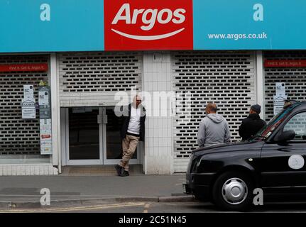 Leicester, Leicestershire, Großbritannien. Juni 2020. Taxifahrer warten auf Kunden vor einem geschlossenen Argos-Laden, nachdem die Regierung die UkÕs erste lokale Sperre des Coronavirus auferlegt hatte. Der Gesundheitsminister Matt Hancock sagte, dass in der Stadt Òthe in der vergangenen Woche 10% aller positiven Covid-19-Fälle im Land vorgekommen seien." Credit Darren Staples/Alamy Live News. Stockfoto