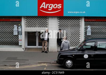 Leicester, Leicestershire, Großbritannien. Juni 2020. Taxifahrer warten auf Kunden vor einem geschlossenen Argos-Laden, nachdem die Regierung die UkÕs erste lokale Sperre des Coronavirus auferlegt hatte. Der Gesundheitsminister Matt Hancock sagte, dass in der Stadt Òthe in der vergangenen Woche 10% aller positiven Covid-19-Fälle im Land vorgekommen seien." Credit Darren Staples/Alamy Live News. Stockfoto