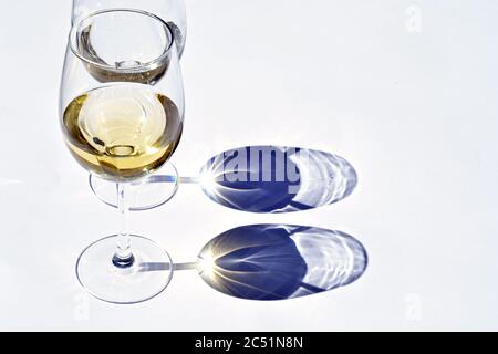 Blick auf zwei Gläser Weißwein Der Tisch unter den Lichtern Stockfoto