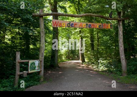 Eintritt zum Biodiversitätsweg im Waldau-Gebiet im Kottenforst, Bonn, Nordrhein-Westfalen, Deutschland. The Weg der Artenvielfalt in der Stockfoto