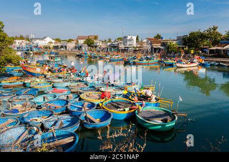 Phan Tiet, Vietnam - Februar 2020 : Vietnam Küstenmotorradreise von La Gi nach Phan Tiet. Ca Ty Fluss Landschaft mit blauem Himmel während sonnigen Tag auf Stockfoto