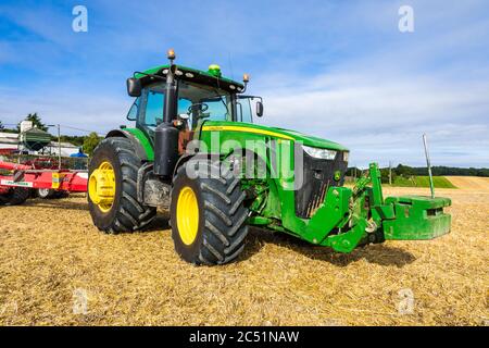 John Deere 8310R Traktor - sud-Touraine, Frankreich. Stockfoto