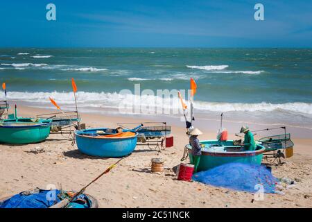 Baria, Vietnam - Februar 2020 : Vietnam Küstenmotorradreise von Ba Ria nach La Gi. Landschaft mit lokalen Segelbooten - Korallen, blauer Himmel während der Sonne Stockfoto