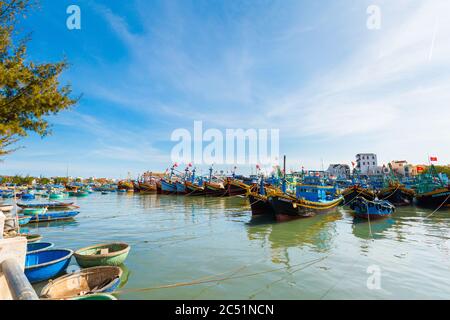 Phan Tiet, Vietnam - Februar 2020 : Vietnam Küstenmotorradreise von La Gi nach Phan Tiet. Ca Ty Fluss Landschaft mit blauem Himmel während sonnigen Tag auf Stockfoto