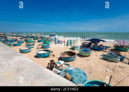 Baria, Vietnam - Februar 2020 : Vietnam Küstenmotorradreise von Ba Ria nach La Gi. Landschaft mit lokalen Segelbooten - Korallen, blauer Himmel während der Sonne Stockfoto