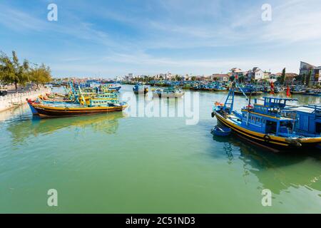 Phan Tiet, Vietnam - Februar 2020 : Vietnam Küstenmotorradreise von La Gi nach Phan Tiet. Ca Ty Fluss Landschaft mit blauem Himmel während sonnigen Tag auf Stockfoto