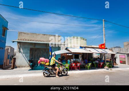 Baria, Vietnam - Februar 2020 : Touristen vor Fischerhäusern während Vietnam Küsten Motorradtour von Ba Ria nach La Gi genommen. Landschaftswit Stockfoto