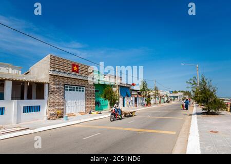 Baria, Vietnam - Februar 2020 : Vietnam Küstenmotorradreise von Ba Ria nach La Gi. Landschaft mit Fischerhäusern, blauer Himmel während der sonnigen da Stockfoto