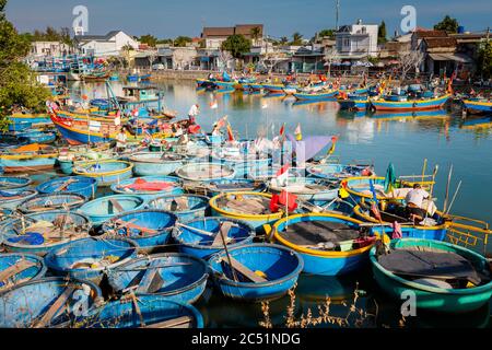 Phan Tiet, Vietnam - Februar 2020 : Vietnam Küstenmotorradreise von La Gi nach Phan Tiet. Ca Ty Fluss Landschaft mit blauem Himmel während sonnigen Tag auf Stockfoto