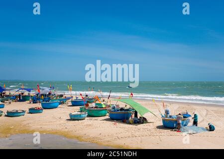 Baria, Vietnam - Februar 2020 : Vietnam Küstenmotorradreise von Ba Ria nach La Gi. Landschaft mit lokalen Segelbooten - Korallen, blauer Himmel während der Sonne Stockfoto