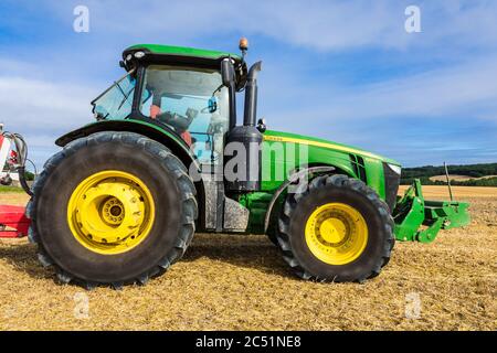 John Deere 8310R Traktor - sud-Touraine, Frankreich. Stockfoto