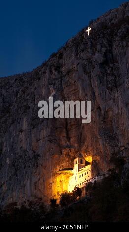 Kloster Ostrog, der beliebteste Wallfahrtsort in Montenegro. Das einzigartige Kloster im Felsen. Stockfoto