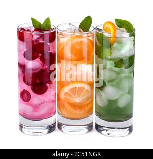 Eisgetränke mit Orange, Kirsche und Minze isoliert auf weißem Hintergrund. Gesunde erfrischende Sommersäfte. Stockfoto