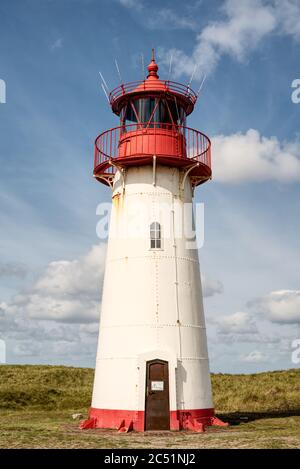 Historischer Leuchtturm List West auf Sylts Halbinsel Ellenbogen, einem Naturschutzgebiet auf der Wattenmeerinsel, Deutschland. Stockfoto