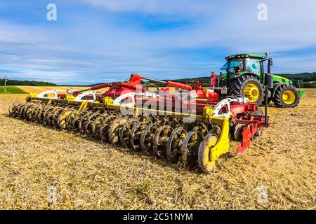 Pottinger Terradisc 8001T Scheibenegge Bodenbearbeitungsmaschine und John Deere 8310R Traktor - sud-Touraine, Frankreich. Stockfoto