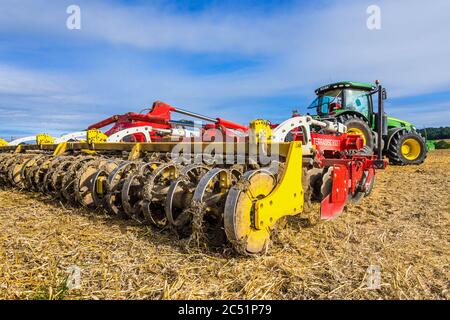 Pottinger Terradisc 8001T Scheibenegge Bodenbearbeitungsmaschine und John Deere 8310R Traktor - sud-Touraine, Frankreich. Stockfoto