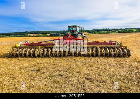 Pottinger Terradisc 8001T Scheibenegge Bodenbearbeitungsmaschine und John Deere 8310R Traktor - sud-Touraine, Frankreich. Stockfoto