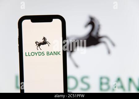 LONDON, Großbritannien - Juni 2020: Lloyds Financial Banking Logo auf einem Smartphone Stockfoto